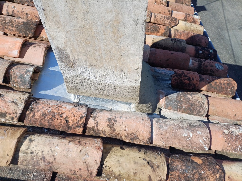 entourage zinc avec tuiles canal